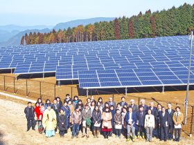 水俣薄原太陽光発電の外観（提供：全国ご当地エネルギー協会）