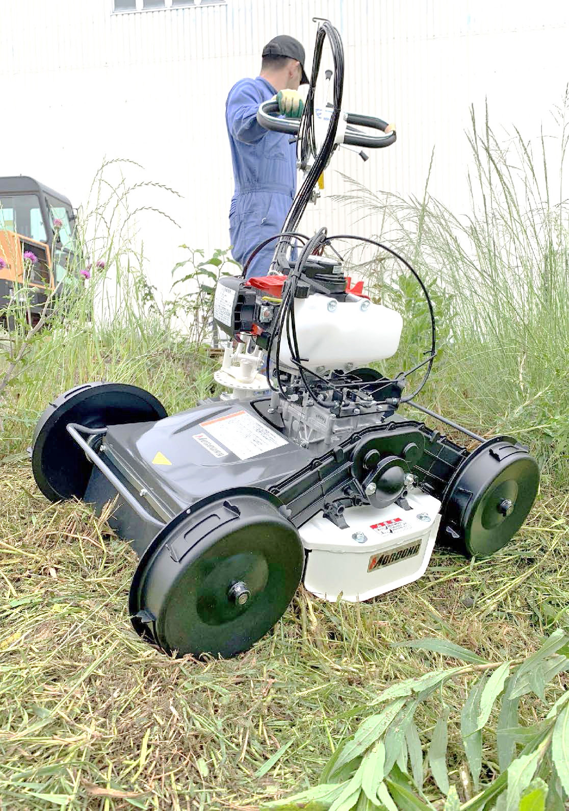 より低く・楽に刈る」法面草刈機新発売【諸岡】シーズン迎える発電所 